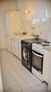 a kitchen with a washing machine and a sink at super apparemment pour vos vacances in Neuilly-sur-Marne