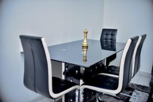a dining room table with four chairs around it at super apparemment pour vos vacances in Neuilly-sur-Marne