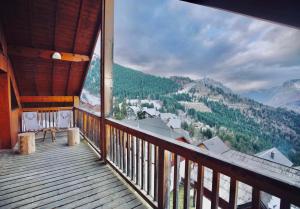 a balcony with a view of the mountains at Moontain Lodge in Oz