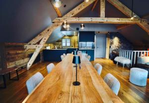 a dining room with a wooden table and chairs at Moontain Lodge in Oz