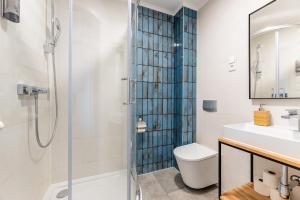 ein Badezimmer mit Dusche, Toilette und Waschbecken in der Unterkunft Pod Orlicą in Duszniki-Zdrój + 75 Fotos