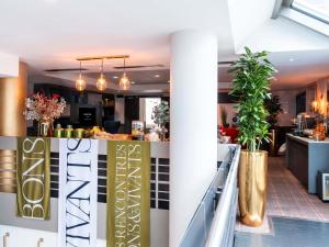 a bar in a restaurant with a counter at Mercure Paris la Défense Grande Arche in Nanterre