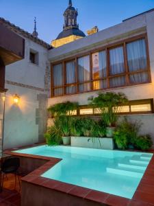 an image of a house with a swimming pool at Casón del Conde in Orgaz