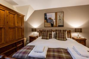 a bedroom with a bed with two towels on it at Moat House 8 Harris Apartment in Fort Augustus +20 photos