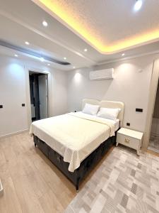 ein Schlafzimmer mit einem großen Bett in einem Zimmer in der Unterkunft Bio Residence in Arnavutköy