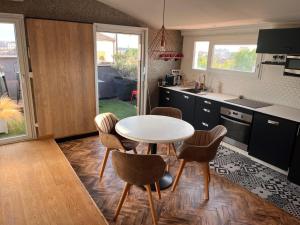 a kitchen with a table and chairs in a room at Le petit nid Aixois in Aix-en-Provence