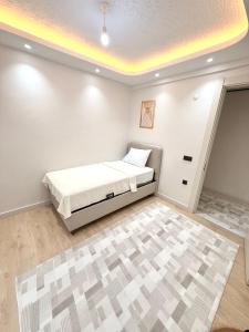 ein Schlafzimmer mit einem Bett und einem Teppich in der Unterkunft Bio Residence in Arnavutköy