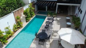 an overhead view of a pool with chairs and an umbrella at Planaltos Palace Hotel in Goianésia