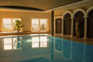 ein Swimmingpool in einem Haus mit Swimmingpool in der Unterkunft Hotel Roduna in Rodeneck