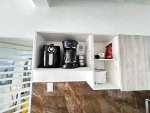 a coffeemaker sitting on a shelf in a kitchen at Casa Lucy Alojamientos in Palmira