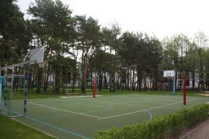 Tenis alebo squash v ubytovaní Apartamenty Karawela - Nadmorski Dwór alebo jeho okolí
