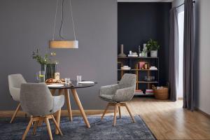 ein Esszimmer mit einem Tisch und zwei Stühlen in der Unterkunft FlatDeCologne - Sommer in der Stadt- City Apartment Nähe DOM in Köln