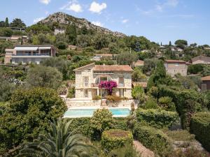 an aerial view of a villa with a swimming pool at Villa du Claoux Superieur in Vence