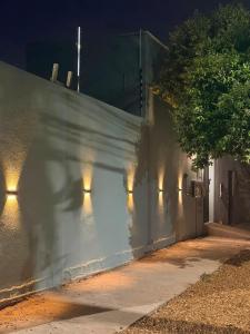 a wall with lights on the side of a building at O mais charmoso do centro in Sinop