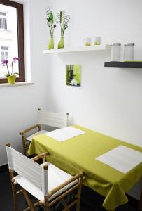 comedor con mesa verde y sillas en Bambus, en Leipzig