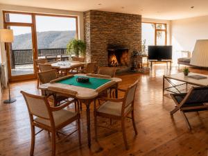 a living room with a table and a fireplace at Winahost Gran Hotel Pandorado in Pandorado