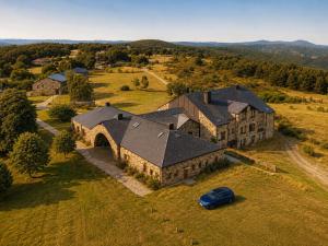 an aerial view of a house with a car parked in front at Winahost Gran Hotel Pandorado in Pandorado +45 photos