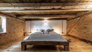 a bedroom with a bed in a brick wall at Dom w Gajówce u podnóża Gór Izerskich in Gajowka