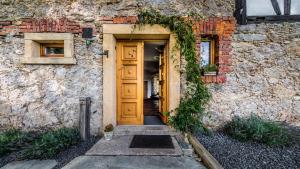 an entrance to a brick building with a wooden door at Dom w Gajówce u podnóża Gór Izerskich in Gajowka