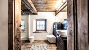 a bathroom with a sink and a toilet and a mirror at Dom w Gajówce u podnóża Gór Izerskich in Gajowka