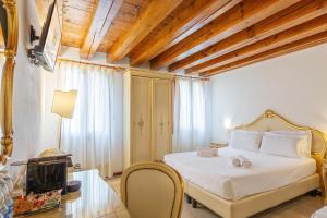 Llit o llits en una habitació de Hotel Orion