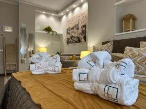a room with a bed with towels on it at Agorà Connect Space in Brindisi