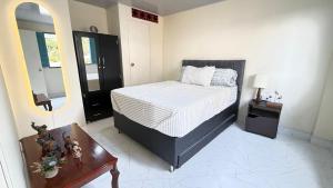a bedroom with a bed and a table in it at Comodo aparta estudio en Jerico Antioquia in Jericó