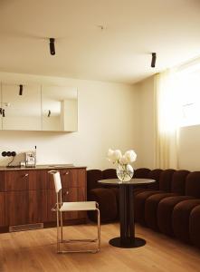 ein Wohnzimmer mit einem Tisch und einem Sofa in der Unterkunft Mjólk Hotel in Reykjavík