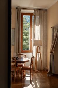 a dining room with a table and a window at Casa Prana in Tegna