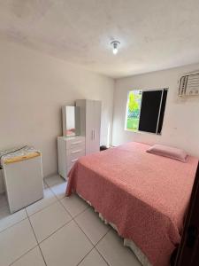 a bedroom with a red bed and a window at Condomínio Aurora in Paulista