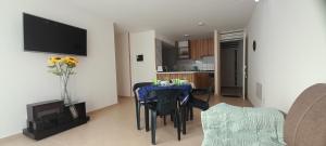 a living room with a table and a kitchen at Apartment Neiva Rasan in Neiva