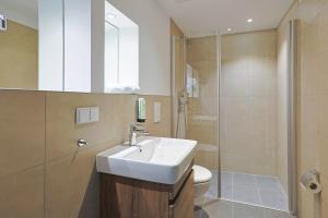 a bathroom with a sink and a toilet and a shower at Kaffeegarten Am Mühlwerder in Halle an der Saale +31 photos