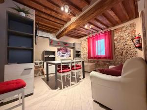 a kitchen and living room with a table and chairs at La casa di Samarcanda in Uliveto Terme