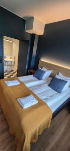 two beds sitting next to each other in a room at Hotelli Pato in Nakkila