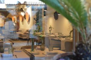 a restaurant with tables and chairs and a dining room at Casón del Conde in Orgaz