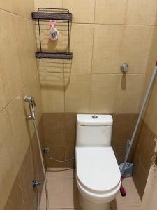 a small bathroom with a toilet and a shower at شقق jm احد رفيدة 2 in Ahad Rafidah