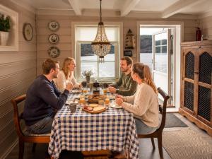 a group of people sitting around a dinner table at Sjøhuset Sjøholt in Sjøholt