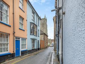 an empty street in an old town with buildings at Melrose Cottage in Cromer