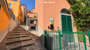 an alley with a green gate and a building at Sky & Sea, Terre Marine in Volastra