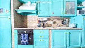 a blue kitchen with blue cabinets and a sink at Sky & Sea, Terre Marine in Volastra