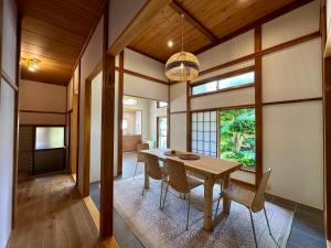 a dining room with a wooden table and chairs at 館山ガーデンヴィラ 宮城ハウス - 平屋一棟貸し 屋根付きBBQ ペットok in Tateyama