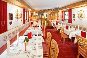 Restaurace v ubytování Hotel Lech & Residenz Chesa Rosa