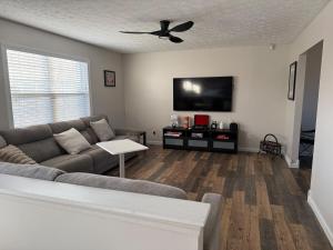ein Wohnzimmer mit Sofa und Flachbildfernseher in der Unterkunft The Wright Stay in Dayton