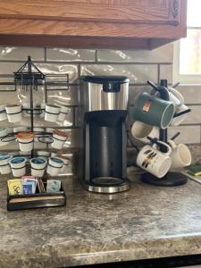 eine Küchentheke mit Kaffeemaschine und Tassen in der Unterkunft The Wright Stay in Dayton + 27 Fotos