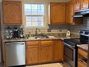 eine Küche mit Holzschränken und einer Spüle in der Unterkunft The Wright Stay in Dayton