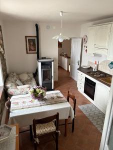 a kitchen and living room with a table and a couch at Casa da Antonia 850 ASL in Ronchi