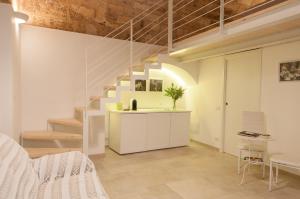 uma sala de estar com uma escada num loft em Murgia Dreams em Altamura