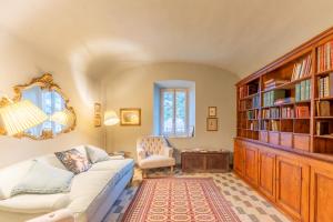 a living room with a couch and a book shelf at La Rocca di Camporgiano in Camporgiano
