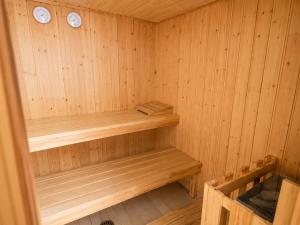 a wooden sauna with wooden shelves in it at Winahost Gran Hotel Pandorado in Pandorado