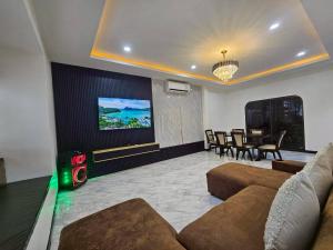 a living room with a couch and a dining room at 185 HomeStay Chiangmai 185 โฮมสเตย์ เชียงใหม่ in Hang Dong